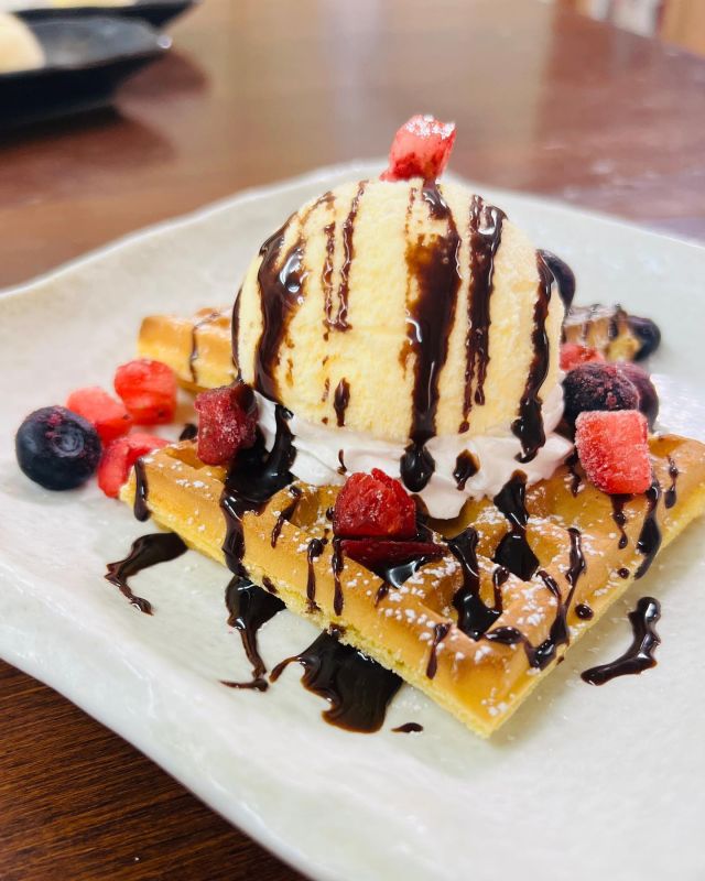 ⁡
あったか冷た〜い♪
ワッフルとアイスの組み合わせでしあわせ♡
アイスはチョコ、バニラ、キャラメルの3種類から選べるよ✨
⁡
☑︎アイスが選べる！ワッフルアイス/499円(税込548円)
⁡
食べた味の感想を、ごちそう村やごち村って、つけて教えてくれると嬉しいです♪
⁡
#ごちそう村 #ごち村
#関西グルメ #兵庫グルメ
#姫路グルメ #堺グルメ
#兵庫ランチ #大阪ランチ
#兵庫ディナー #大阪ディナー
#堺ランチ #姫路ランチ
#ランチ巡り #ランチ
#神戸観光 #大阪観光
#大阪居酒屋 #兵庫おでかけ
#関西おでかけ #関西観光
#和食ダイニング #兵庫観光 #大阪観光
#食べるしあわせ #集まる場所
#おいしいってハッピー